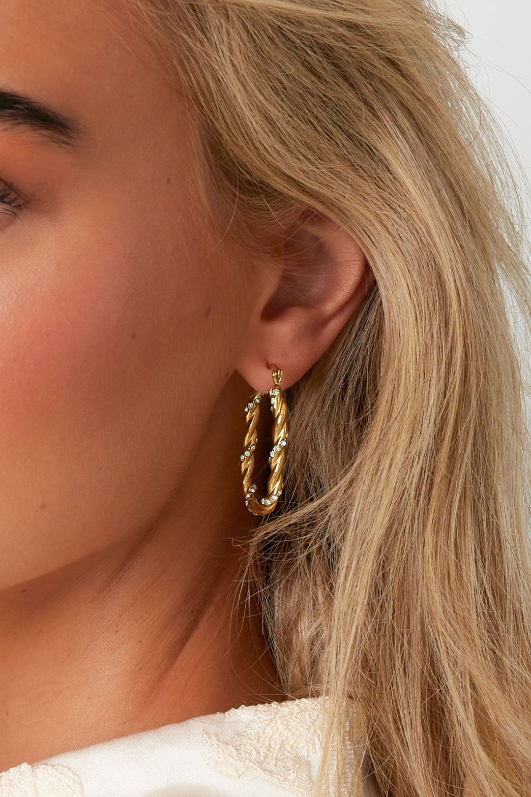 Oorbellen twisted sparkle hoop