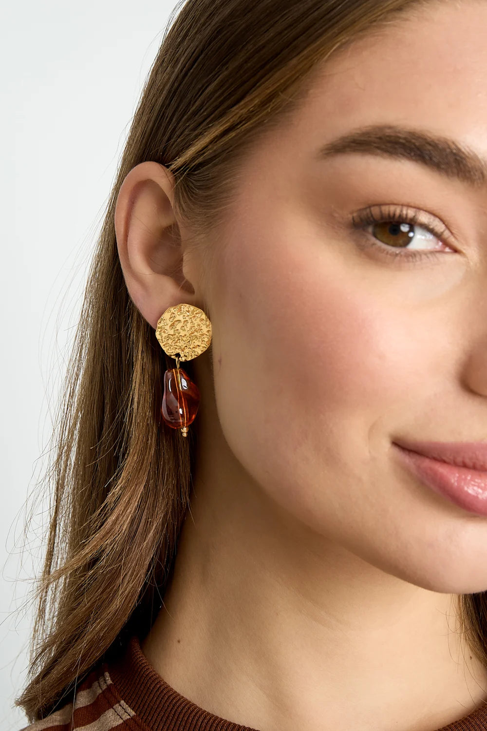 Oorbellen rond bruine steen